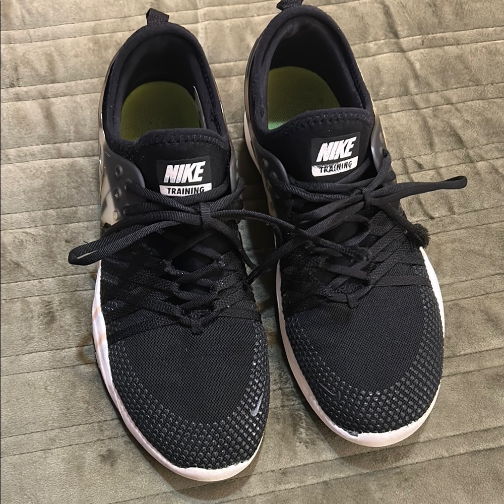 Nike Black and White Sneakers with Breathable Mesh